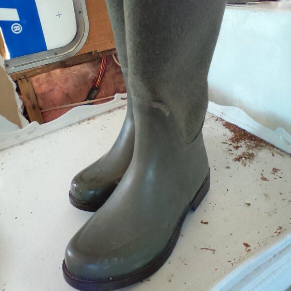 UGG Rain Boots - Picture 1 of 4